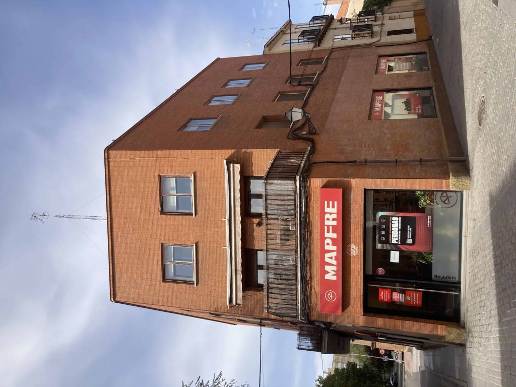 Edificio Mapfre, diseñado por Barbi Arquitectos, en IEE, con fachada de ladrillo y balcón en la plan.