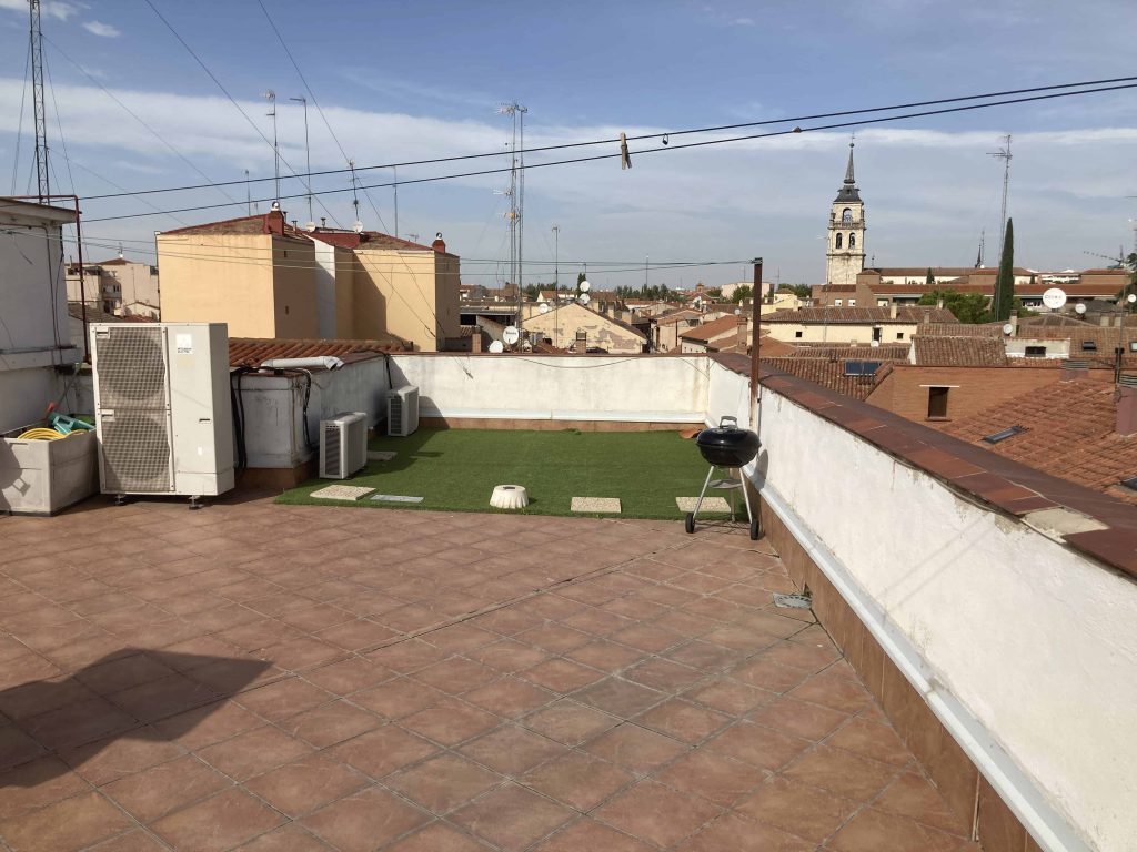 Azotea del Edificio Mapfre con vistas urbanas y espacio para eventos.