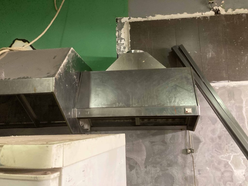 Imagen de la cocina en proceso de obra en Bar Boisan, con ventilación y estructura metálica.