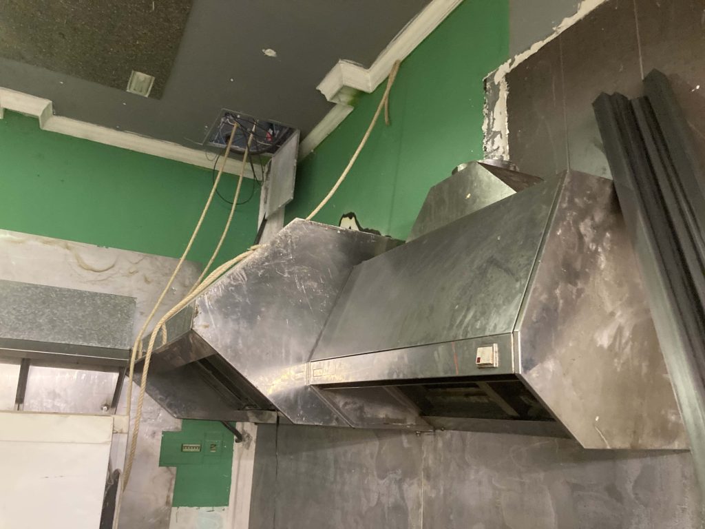 Extractor de humos en proceso de instalación para bar Boisan.